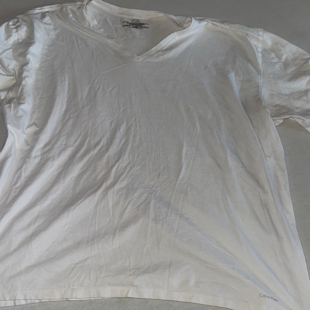 Mens Size 2X Calvin Klein Cream V-Neck Tee.